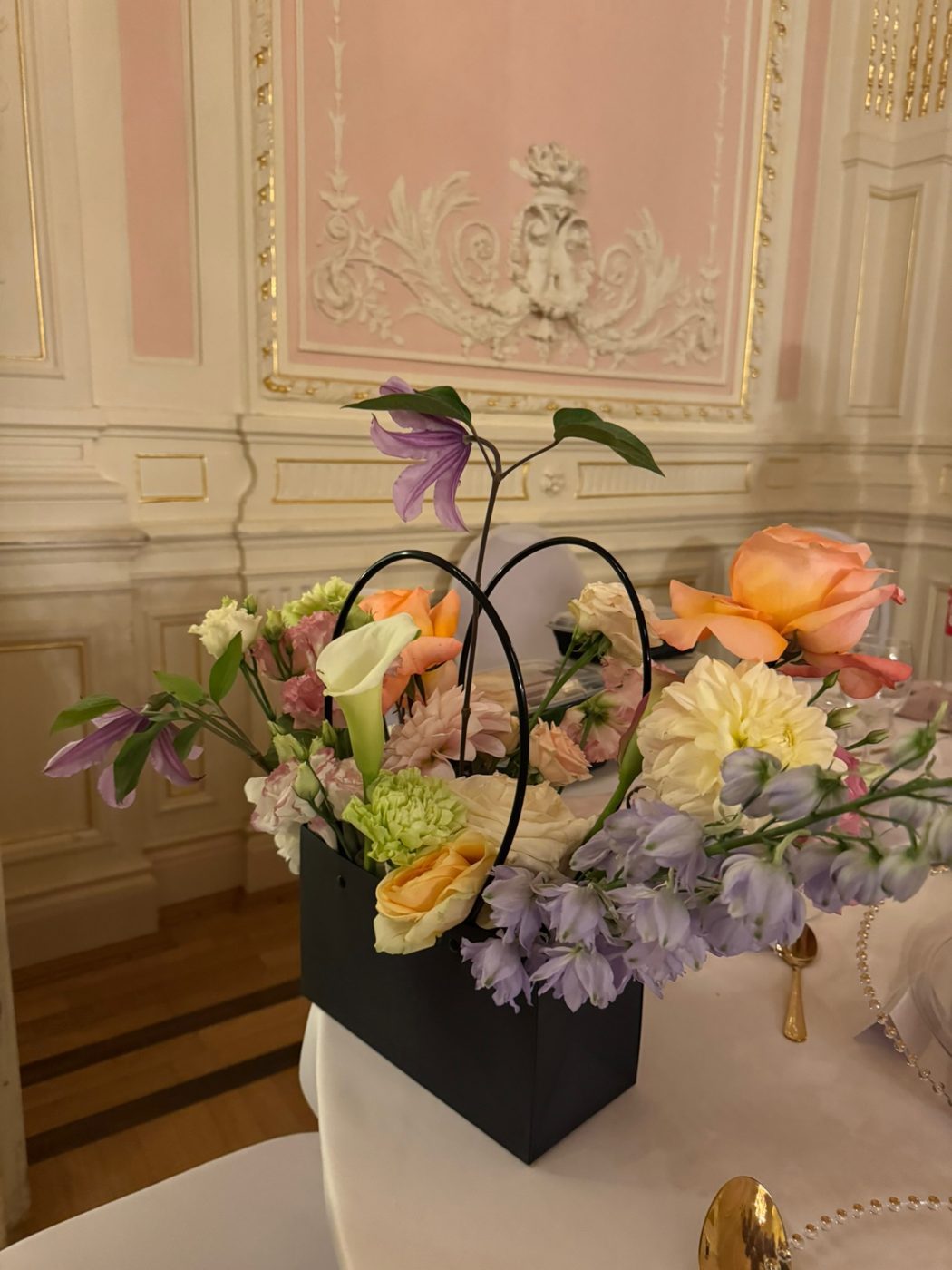 Blumentasche mit Rosen, Rittersporn und Calla