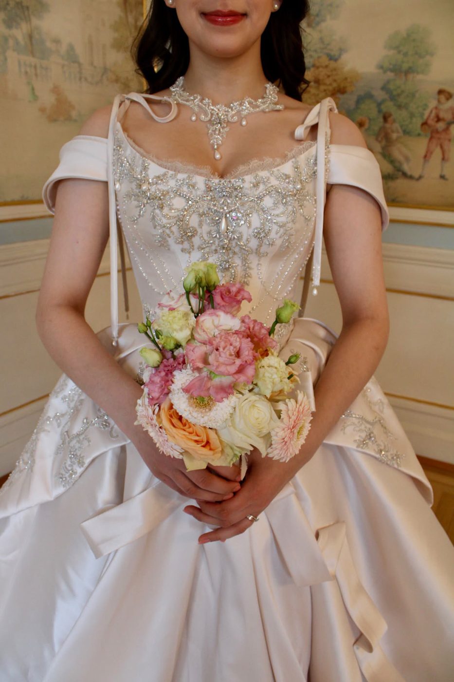 Brautstrauß mit Rosen, Gerbera und Seidenband